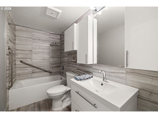 13647 GAFFNEY Ln 14, Oregon City, OR 97045