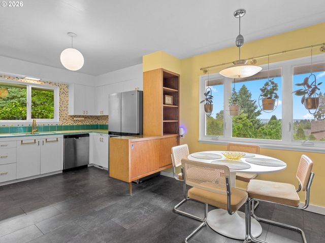 15015 Ne MULTNOMAH St, Portland, OR 97230