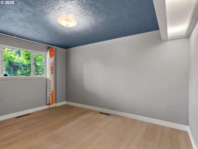 15015 Ne MULTNOMAH St, Portland, OR 97230
