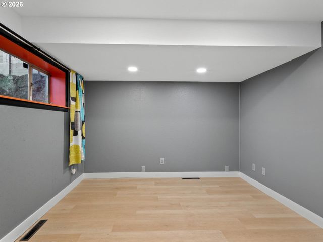 15015 Ne MULTNOMAH St, Portland, OR 97230