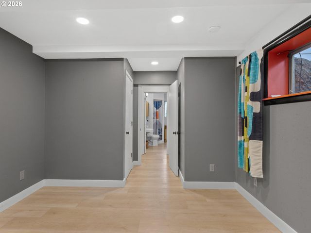 15015 Ne MULTNOMAH St, Portland, OR 97230