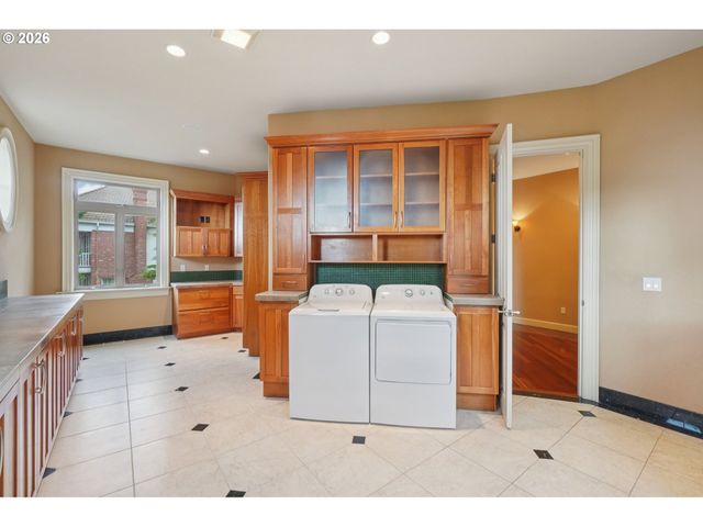 9309 Nw FINZER Ct, Portland, OR 97229