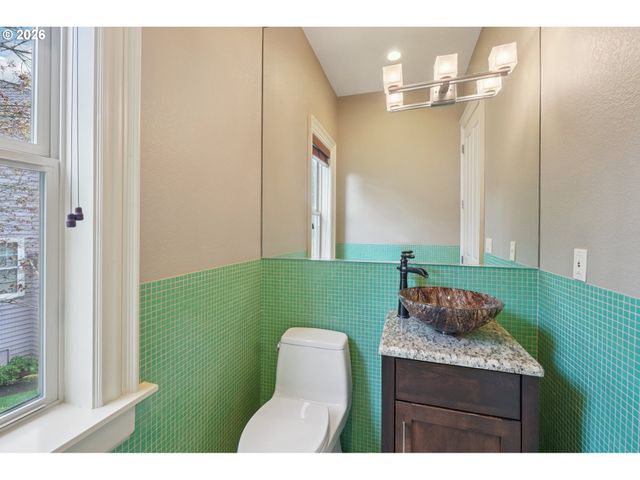 9309 Nw FINZER Ct, Portland, OR 97229