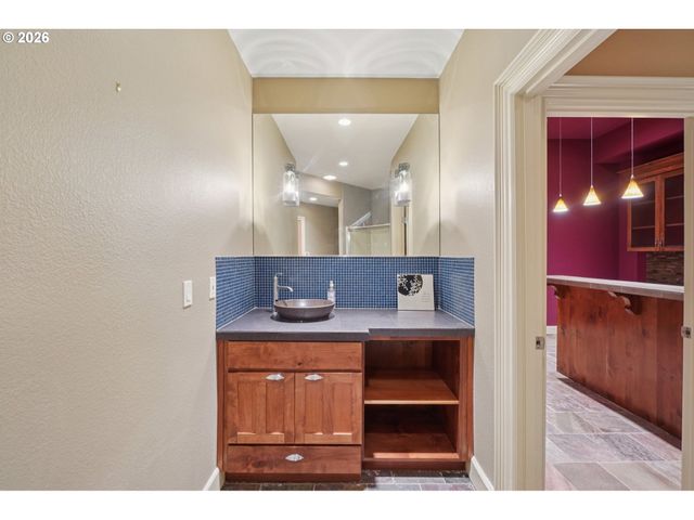 9309 Nw FINZER Ct, Portland, OR 97229