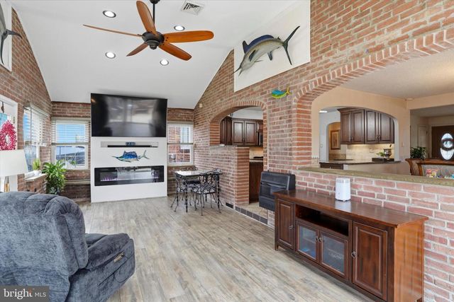 101 SHUBROOK LN, Aston, PA 19014