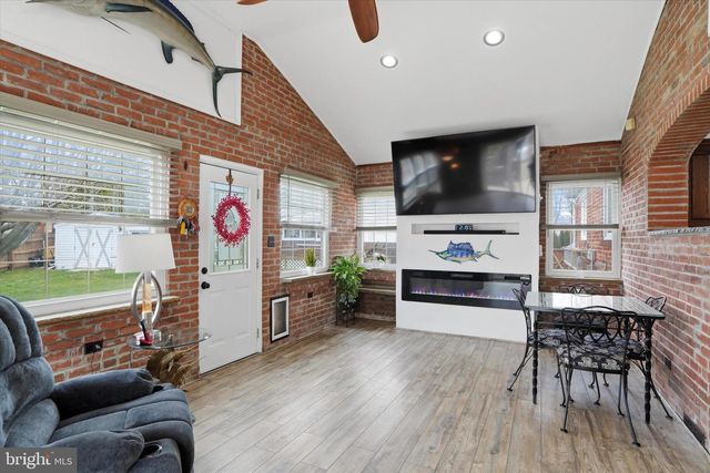 101 SHUBROOK LN, Aston, PA 19014