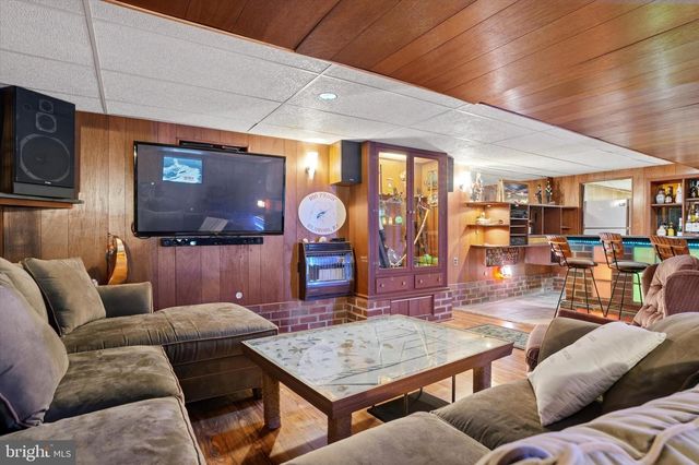 101 SHUBROOK LN, Aston, PA 19014