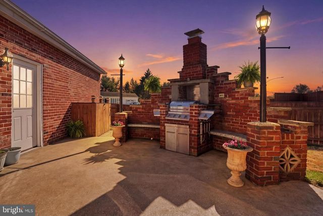 101 SHUBROOK LN, Aston, PA 19014