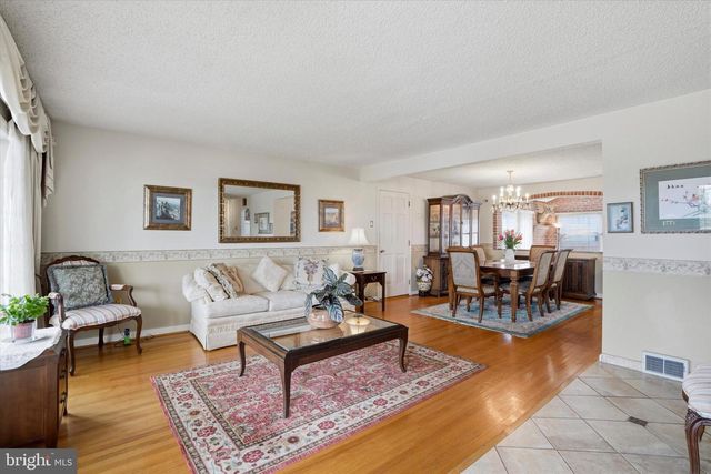 101 SHUBROOK LN, Aston, PA 19014