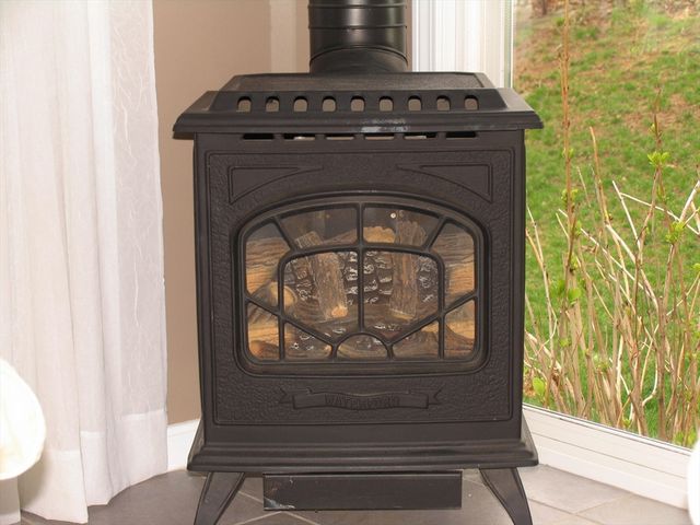 5 Dana Cir, Milford, MA 01757