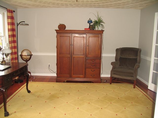 5 Dana Cir, Milford, MA 01757