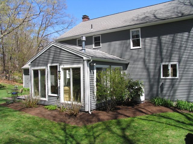 5 Dana Cir, Milford, MA 01757