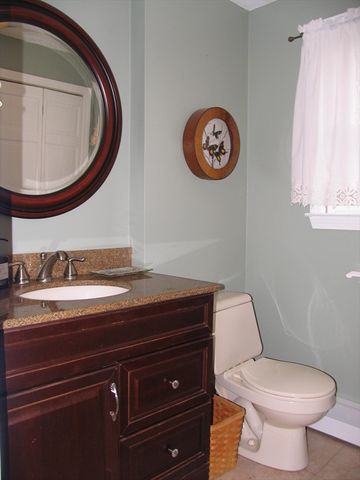 5 Dana Cir, Milford, MA 01757