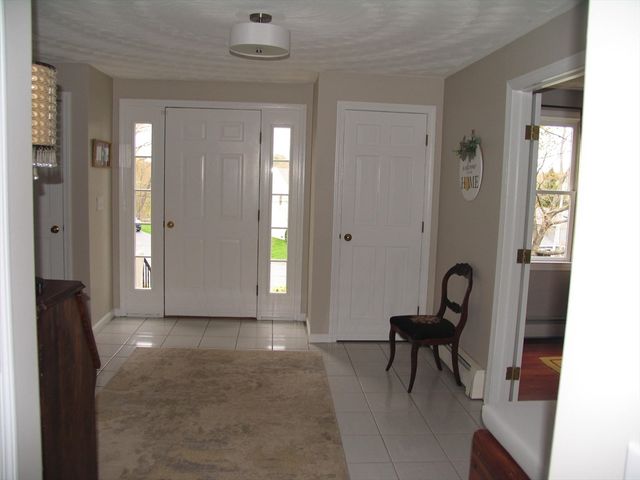 5 Dana Cir, Milford, MA 01757