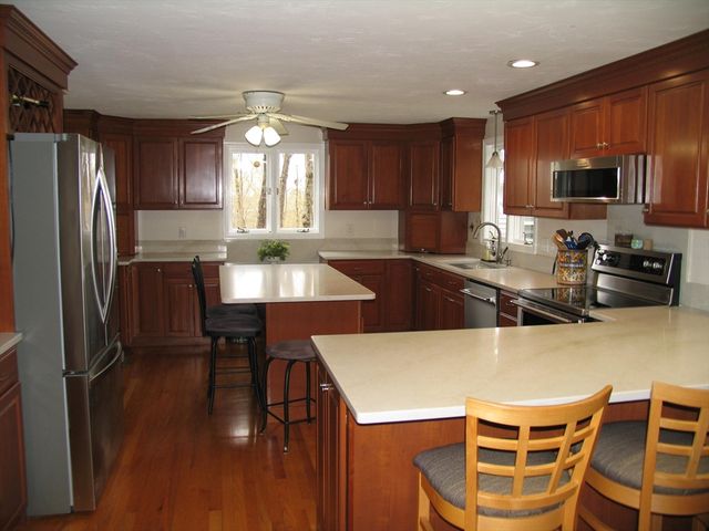 5 Dana Cir, Milford, MA 01757