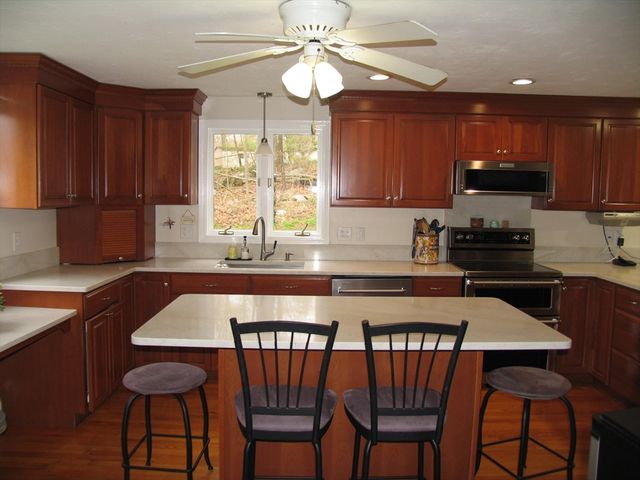 5 Dana Cir, Milford, MA 01757