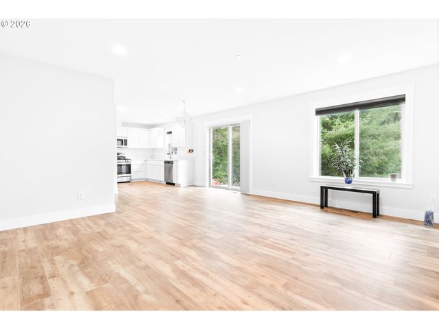 1463 Se HONEYSUCKLE Loop, Warrenton, OR 97146