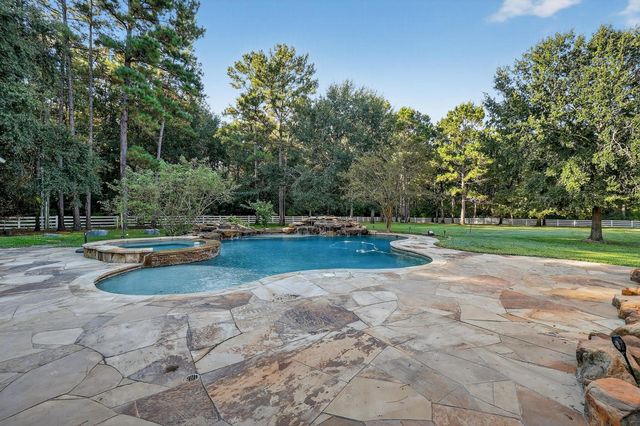 420 Whispering Meadow, Magnolia, TX 77355