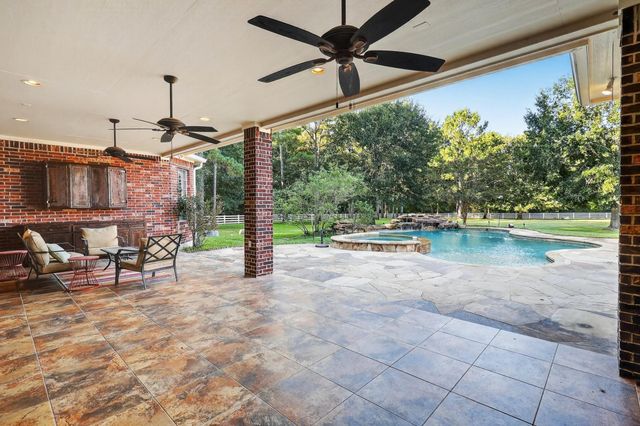 420 Whispering Meadow, Magnolia, TX 77355