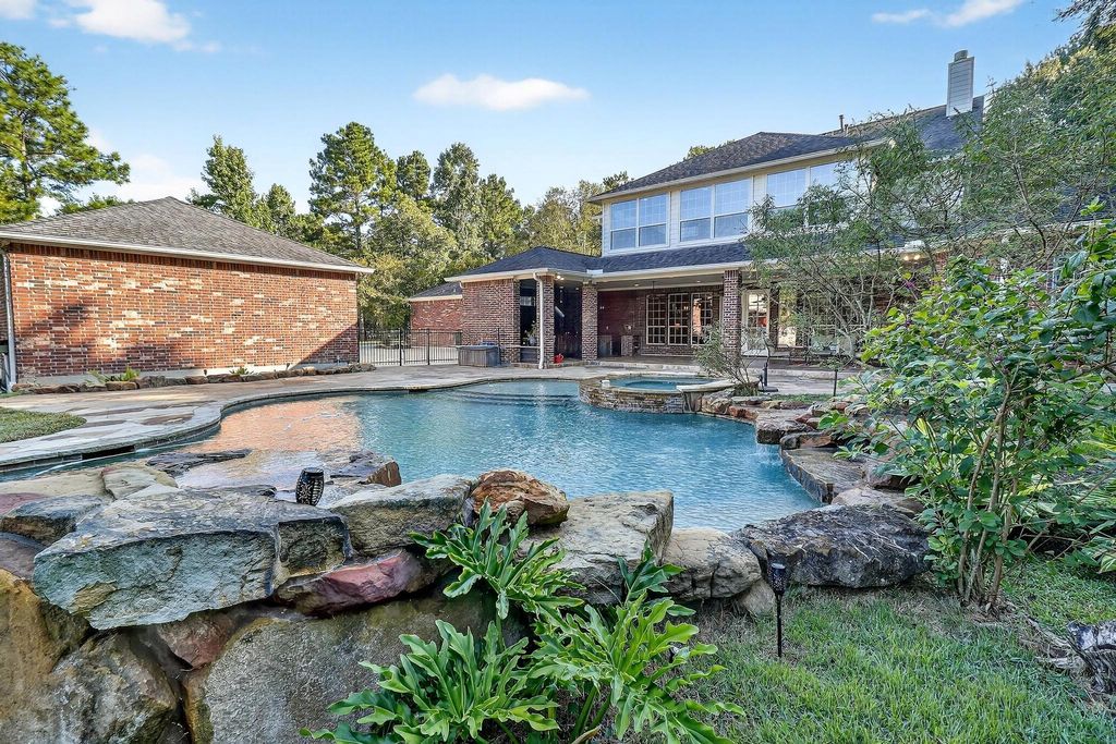 420 Whispering Meadow, Magnolia, TX 77355