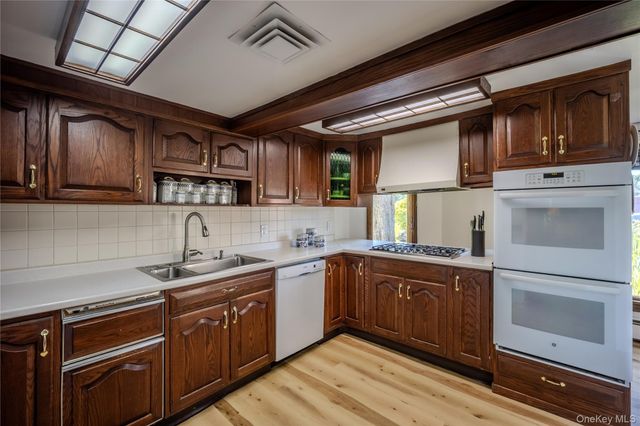 190 Dunthorne Drive, Bloomingburg, NY 12721