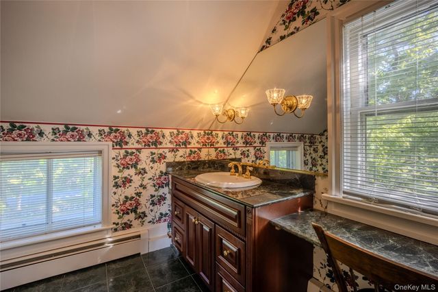 190 Dunthorne Drive, Bloomingburg, NY 12721