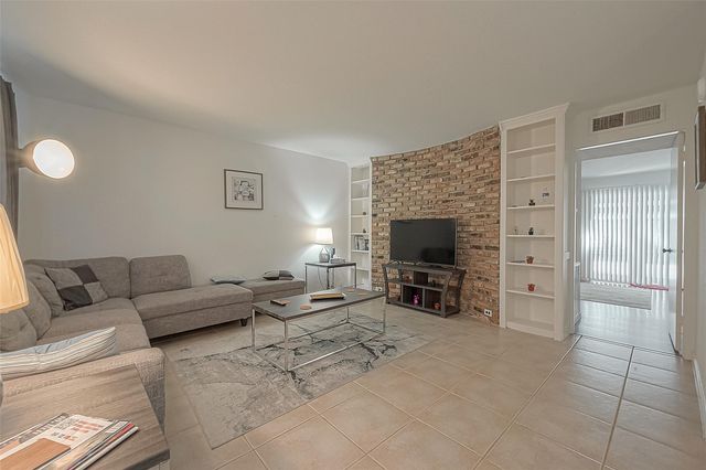 2201 Fountain View Drive 9, Houston, TX 77057