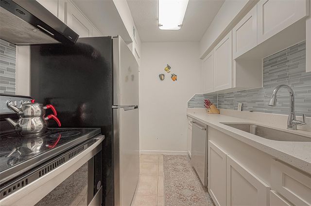 2201 Fountain View Drive 9, Houston, TX 77057