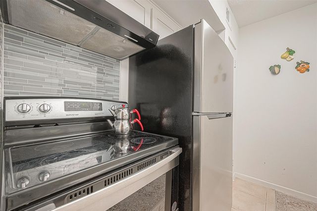 2201 Fountain View Drive 9, Houston, TX 77057
