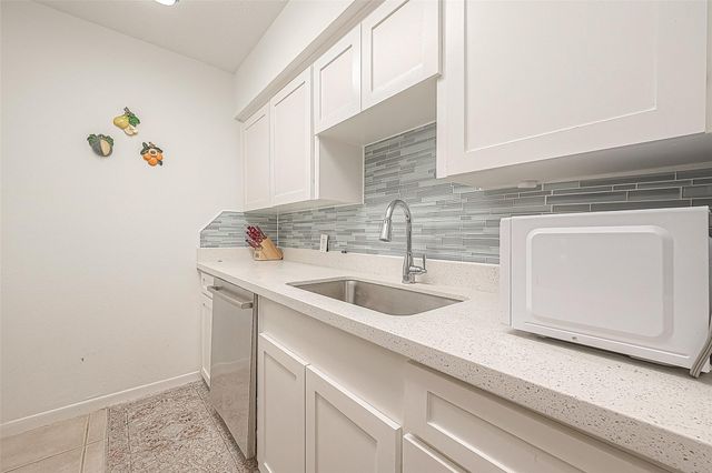 2201 Fountain View Drive 9, Houston, TX 77057