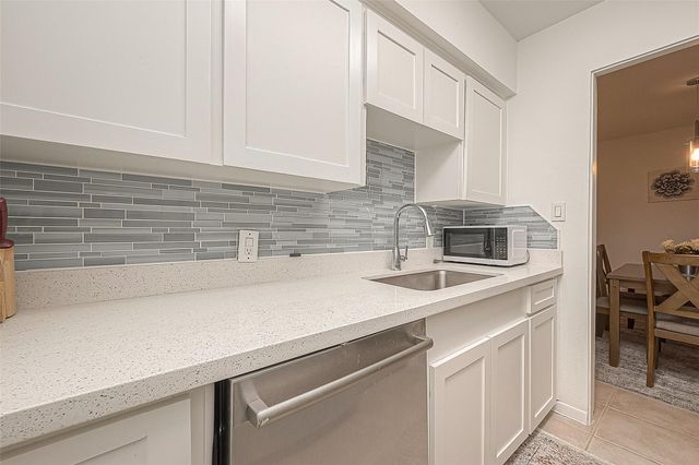 2201 Fountain View Drive 9, Houston, TX 77057
