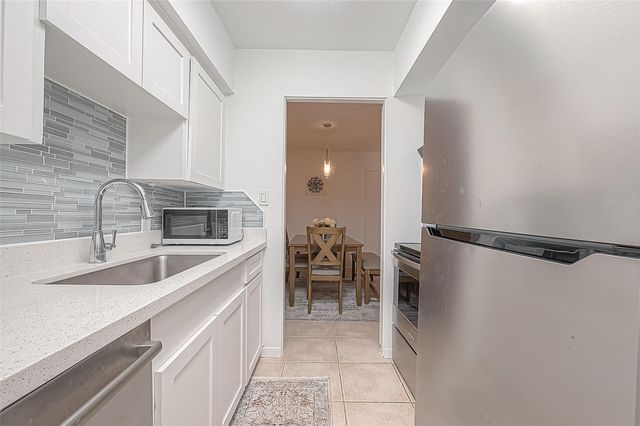 2201 Fountain View Drive 9, Houston, TX 77057