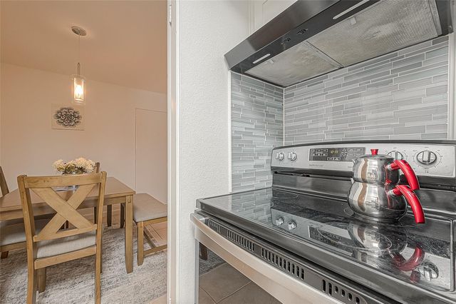2201 Fountain View Drive 9, Houston, TX 77057