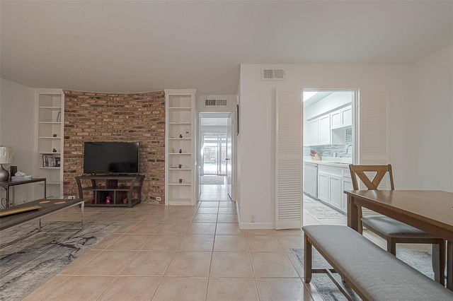 2201 Fountain View Drive 9, Houston, TX 77057