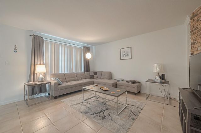 2201 Fountain View Drive 9, Houston, TX 77057