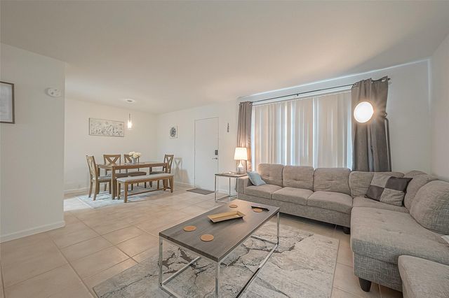 2201 Fountain View Drive 9, Houston, TX 77057