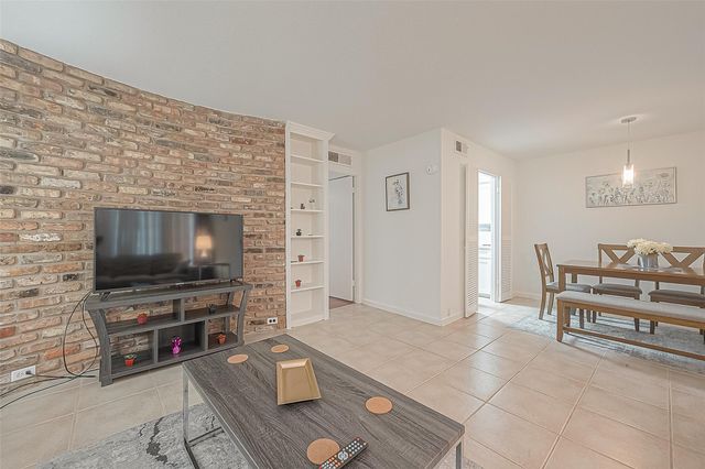 2201 Fountain View Drive 9, Houston, TX 77057