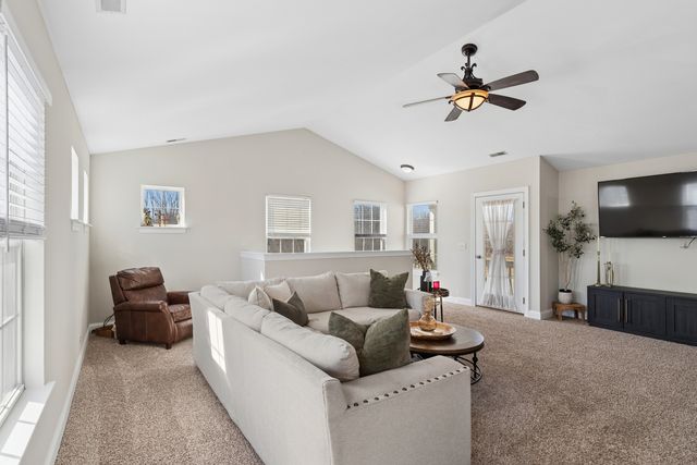 222 Bakers Drive W 222, Lakemoor, IL 60051