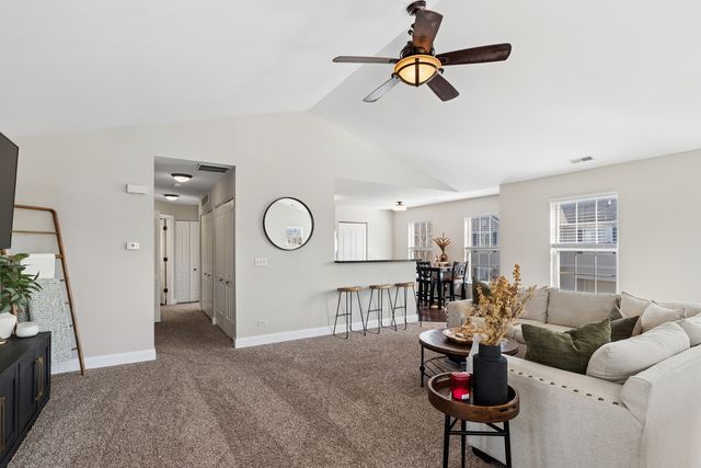 222 Bakers Drive W 222, Lakemoor, IL 60051