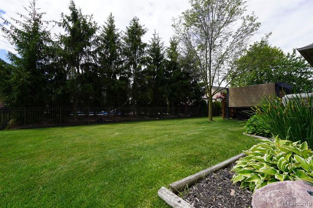 16154 White Water Drive, Macomb, MI 48042