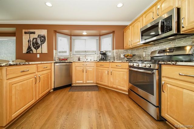 16154 White Water Drive, Macomb, MI 48042