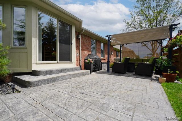 16154 White Water Drive, Macomb, MI 48042