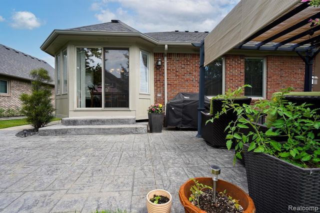 16154 White Water Drive, Macomb, MI 48042