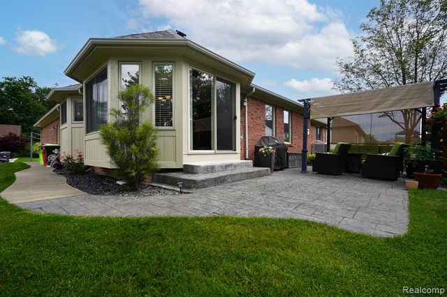 16154 White Water Drive, Macomb, MI 48042