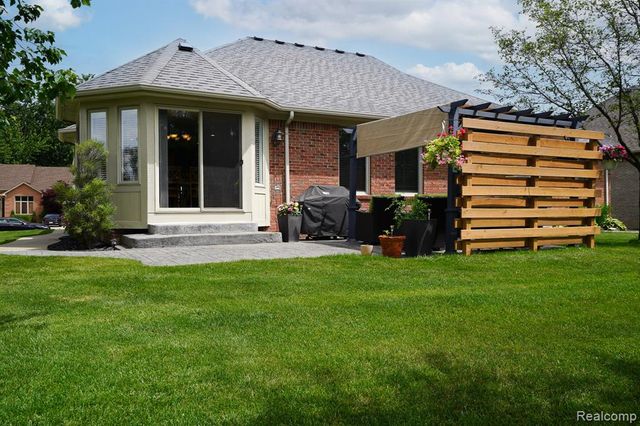 16154 White Water Drive, Macomb, MI 48042