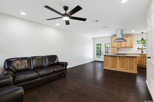 207 DRESDEN DR, San Antonio, TX 78213