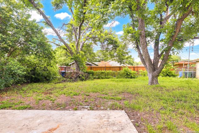 207 DRESDEN DR, San Antonio, TX 78213