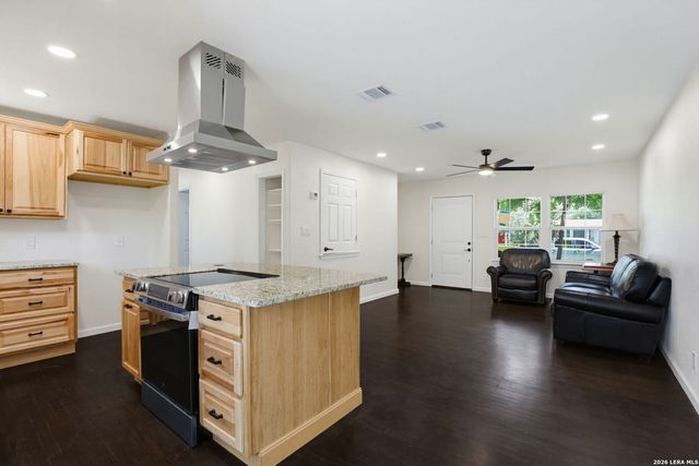207 DRESDEN DR, San Antonio, TX 78213