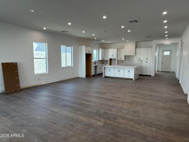 6452 E OMEGA Circle, Mesa, AZ 85215