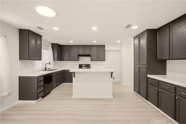 45320 Robinson Dr, Lancaster, CA 93535